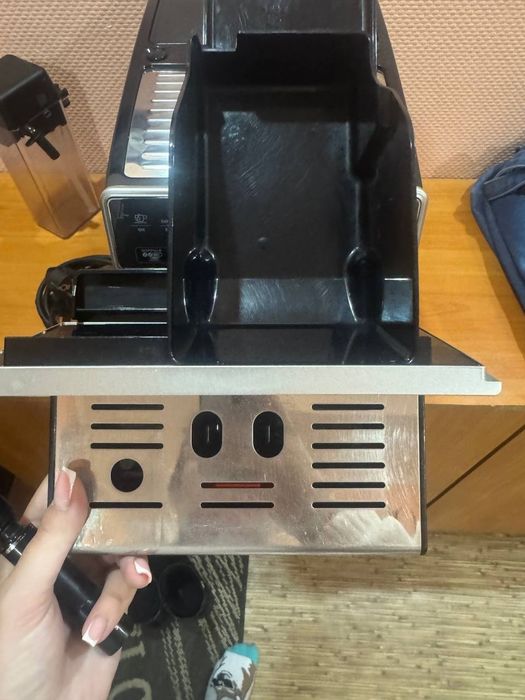 Продам преміальну кавомашину DeLonghi Authentica Cappuccino