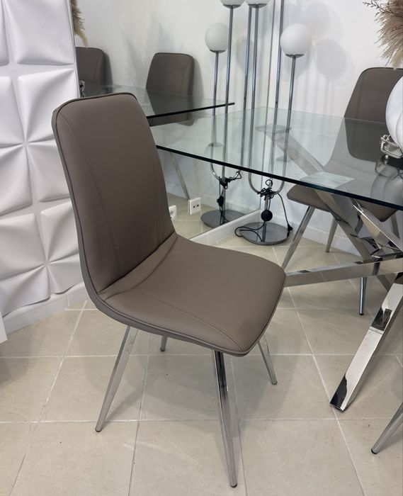 Mesa com vidro temperado com 4 cadeiras estofadas