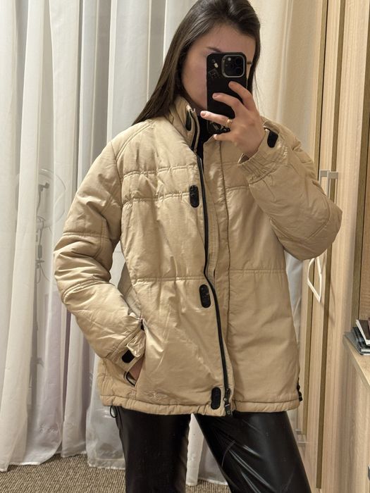 Куртка бежевого кольору
