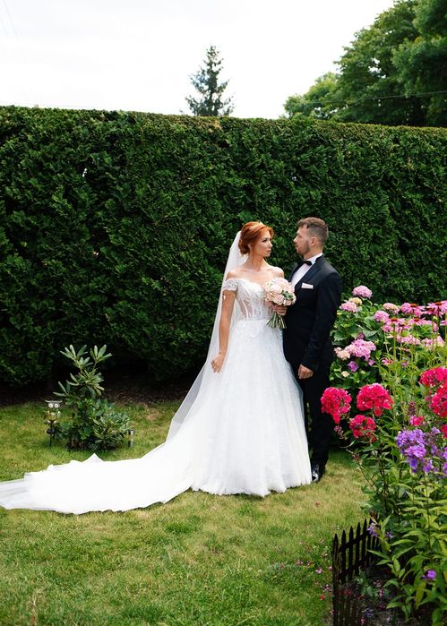 Zjawiskowa suknia ślubna z trenem gorsetowa