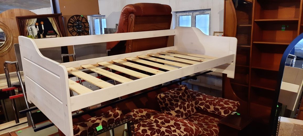Drewniane łóżko jednoosobowe