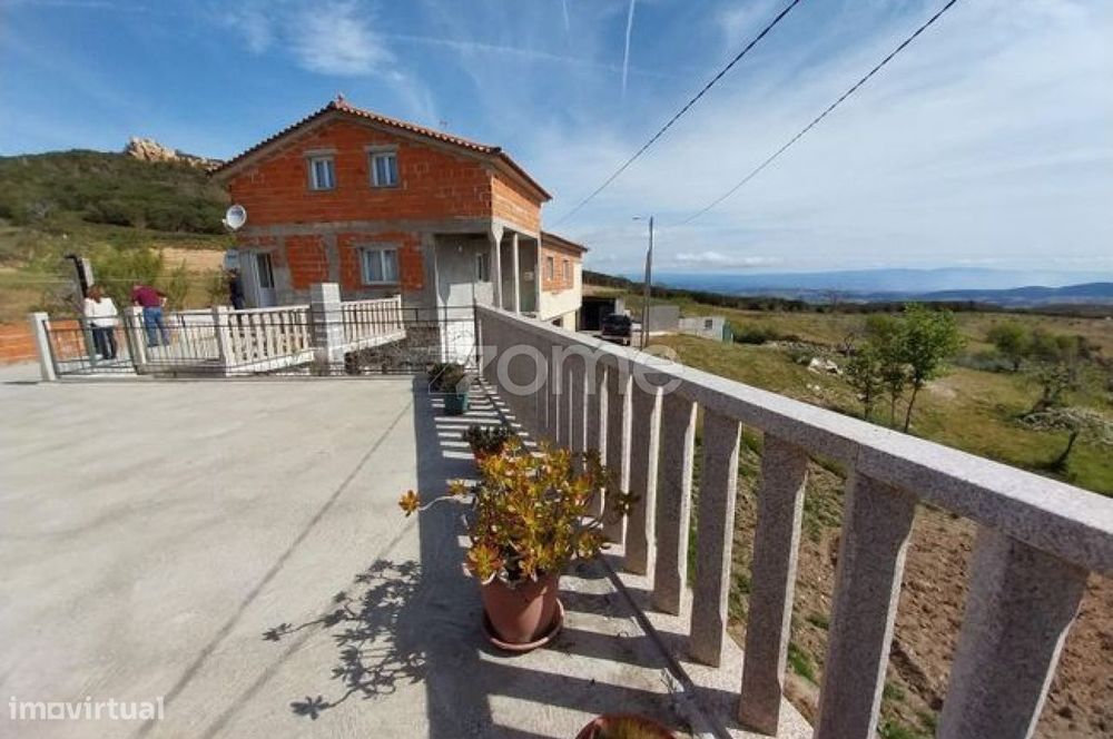 Moradia T3 para venda na pacata Aldeia do Castelo em Jou Murça.