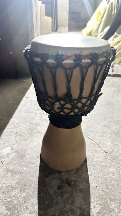Bębenek djembe uszkodzony