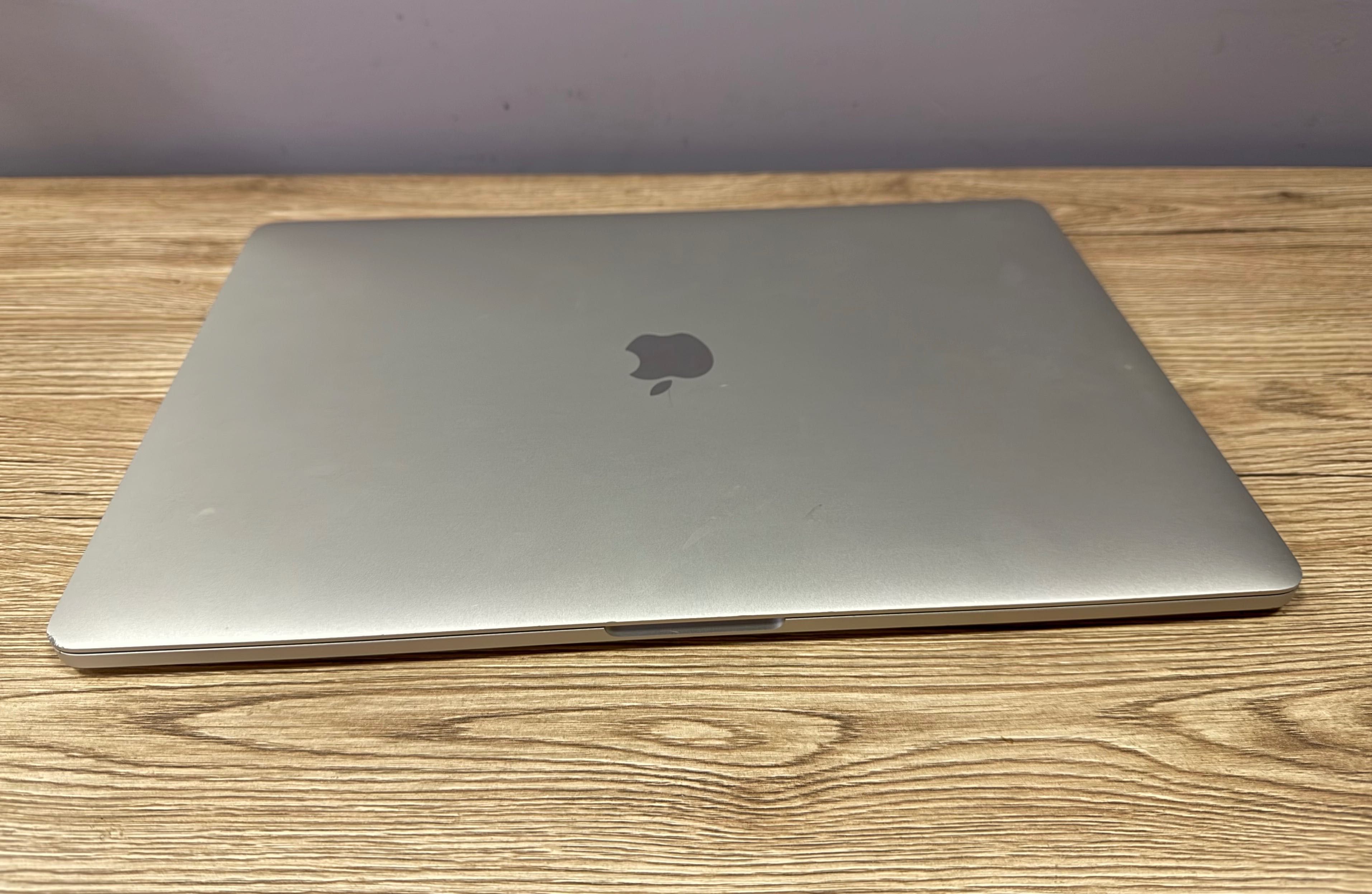 MacBook Pro 15 (2018) i7 2.2/ 16/ 256/ Radeon  555X