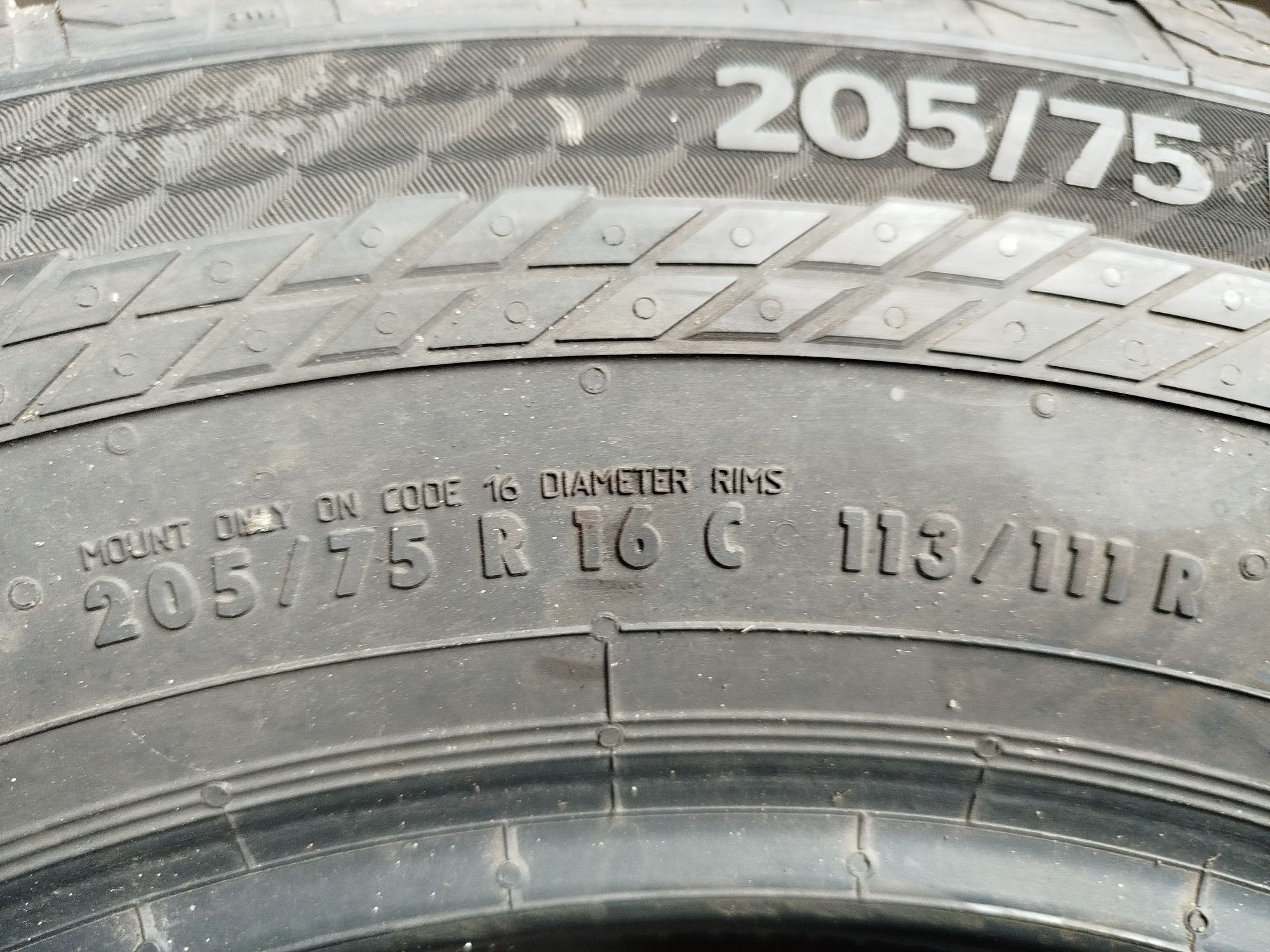 Opony całoroczne Continental 205/75R16C