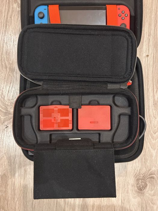 Nintendo switch z dwoma pokrowcami