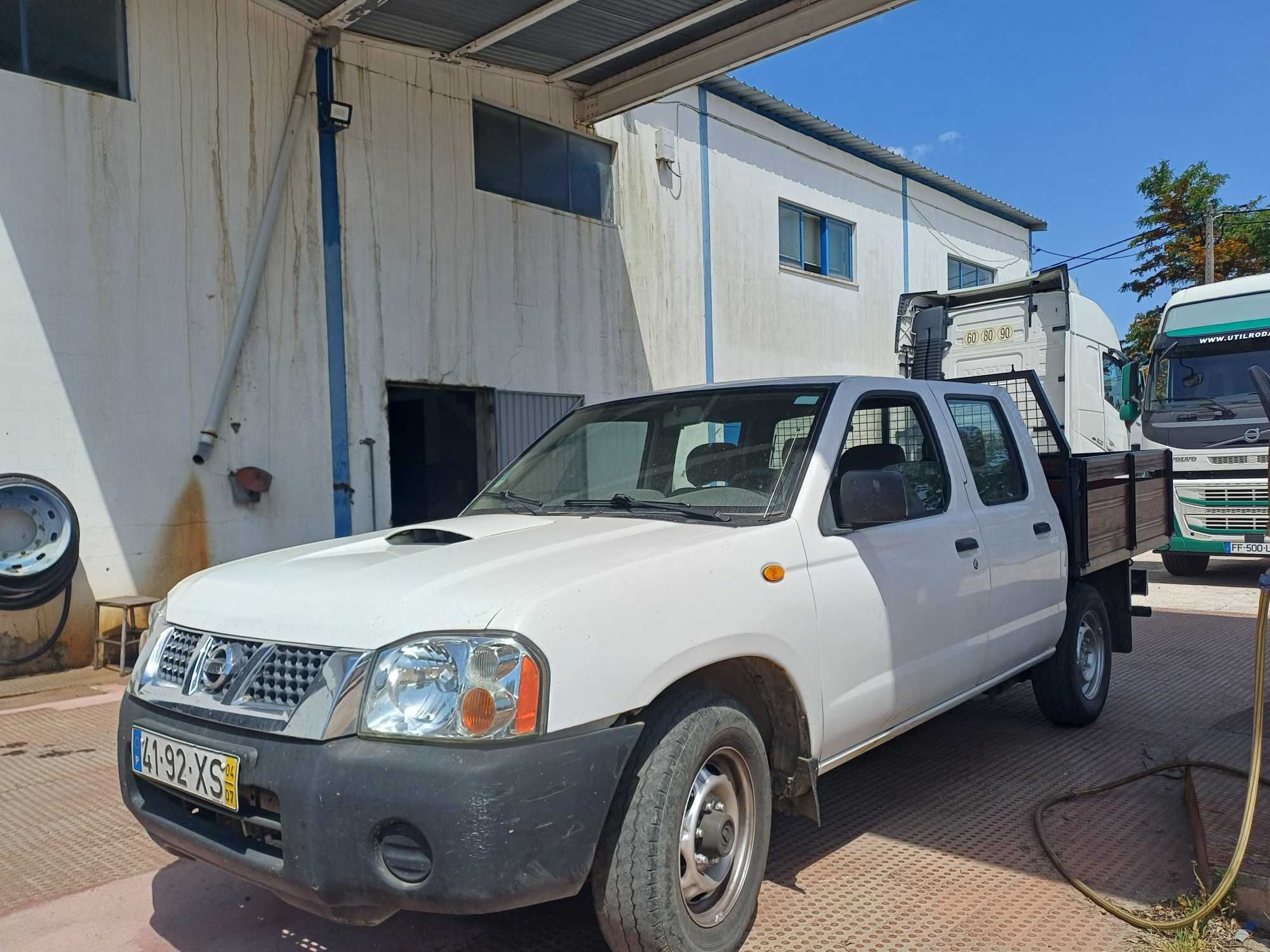 NISSAN PICK UP 5 LUGARES