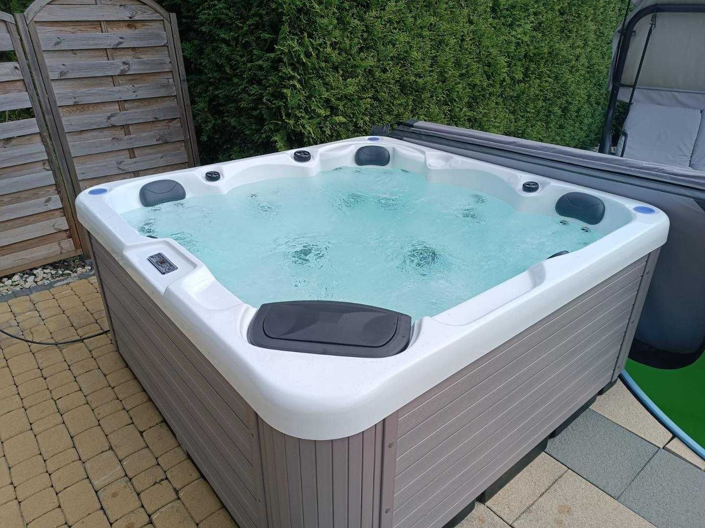 Wanna spa jacuzzi Trispa - podłączenie 230V, 5 osobowe, Audio, LED