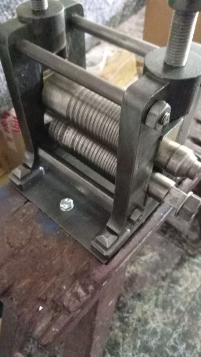 Laminador manual com grabados e meias canas