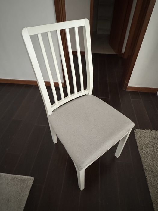 Cadeira branca almofadado cinzento