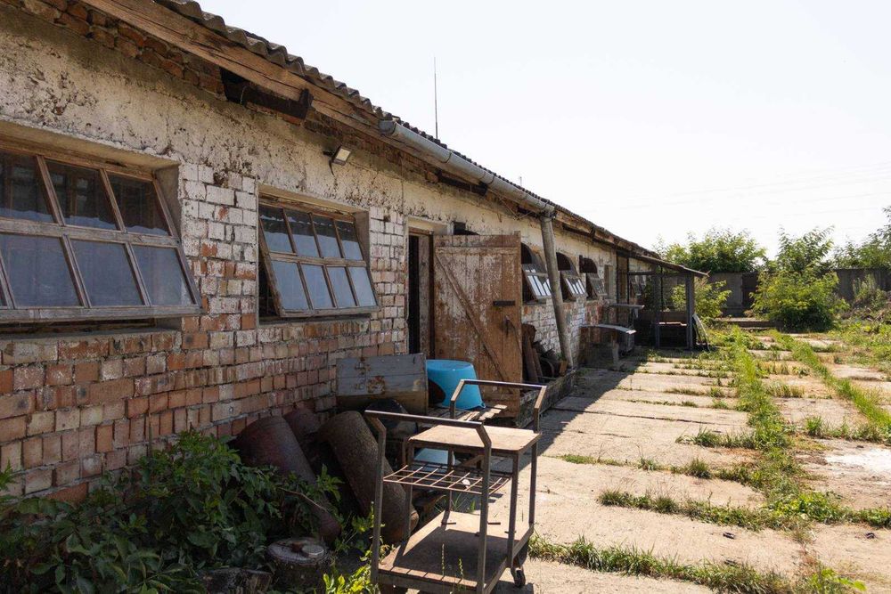 Продаж ферми з підсобними приміщеннями