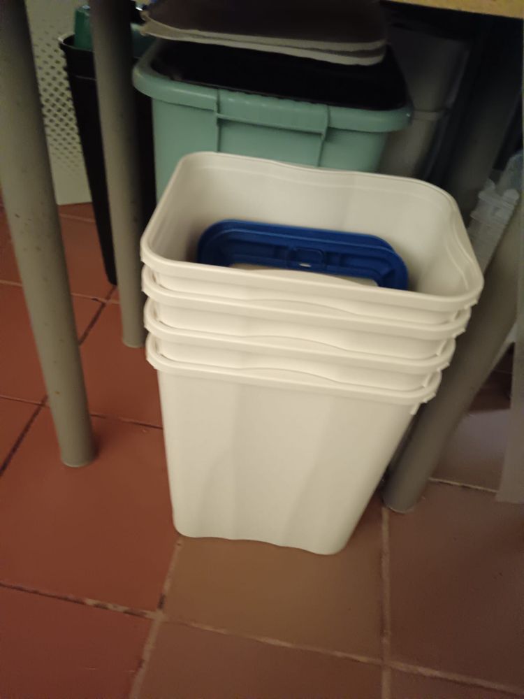 Baldes, caixas e caixotes do lixo