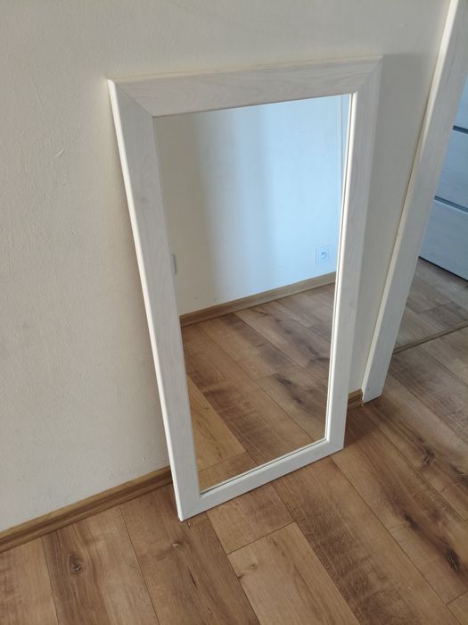 Lustro z białą ramą. 100x50