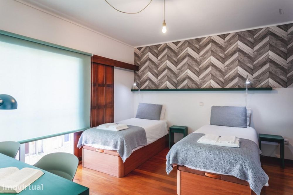 735047 - Quarto com várias camas, com casa de...