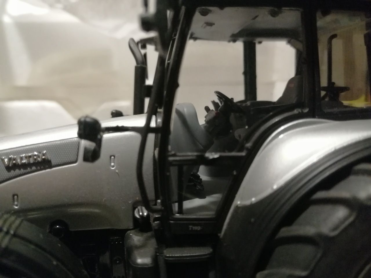 Traktor valtra T Universal hobbies, nie siku, wiking 1:32