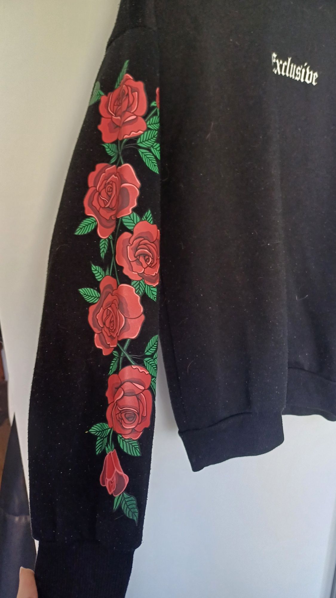 Czarna bluza z kwiatkami