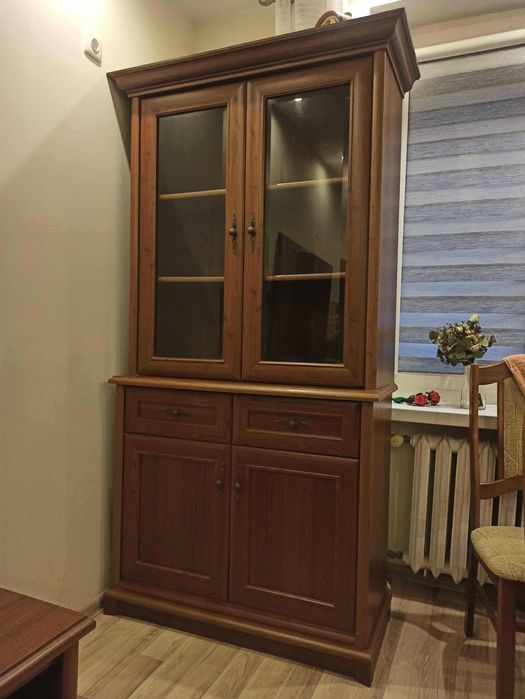 Ciemnobrązowe, drewniane meble (szafki do salonu, stół, krzesła)