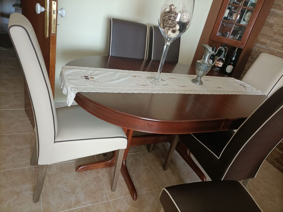 Mesa de jantar com abertura