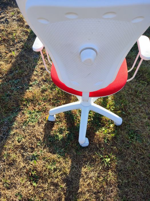 Krzesło obrotowe dla dziecka na kółkach Agata Meble