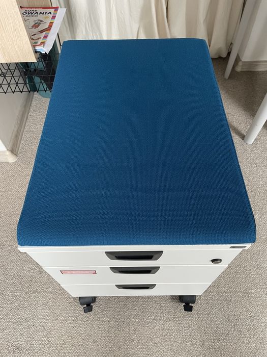 Szafka biurowa na kółkach - kontenerek Kinnarps z siedziskiem