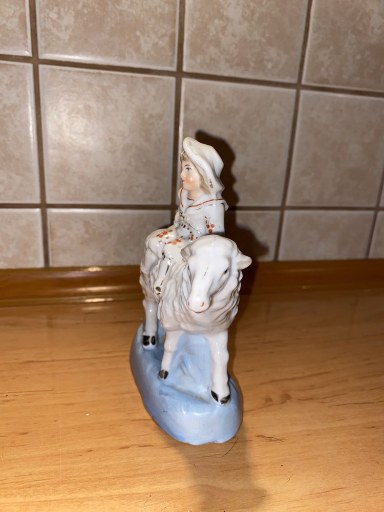 Bardzo stara porcelanowa figurka