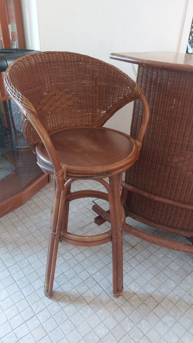 Bar de verga com cadeiras