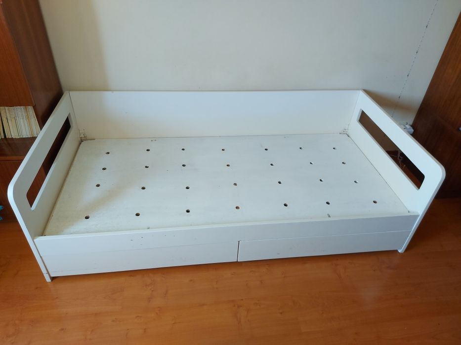 Cama de corpo e meio com arrumação
