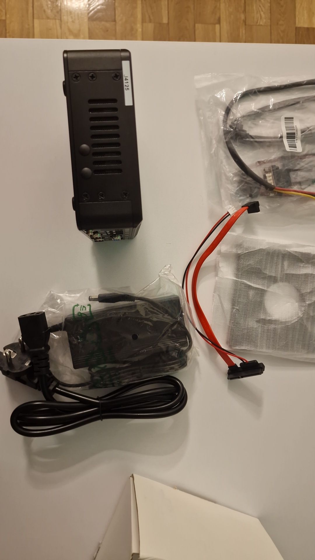 Mini pc estilo Nuc novo, processador j4125 4gb 64gb disco