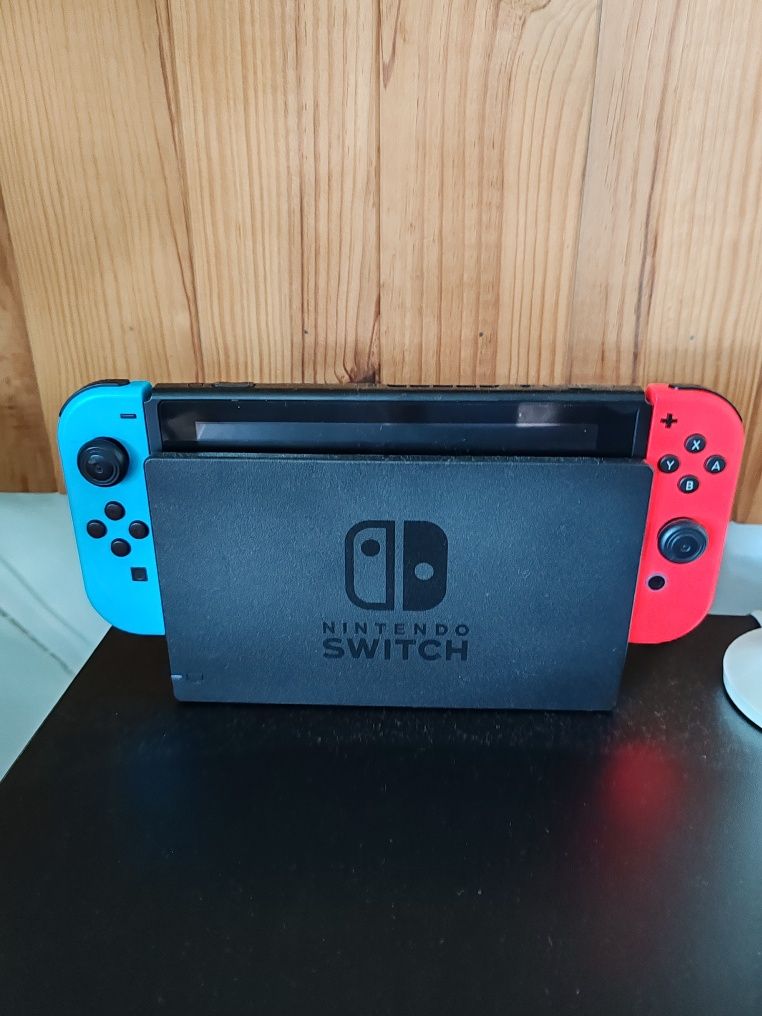 Nintendo switch com dois jogos e acessórios