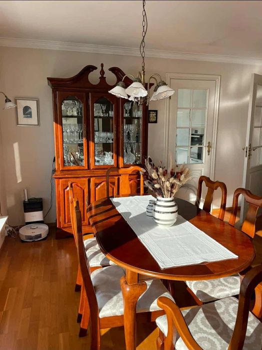 Jadania - rozkładany stół, 6 krzeseł, witryna, komoda-barek