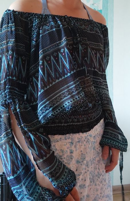 Przewiewna bluzka na gumce we wzory wzorzysta z długim rękawami