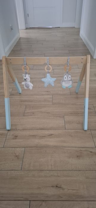 Stojak edukacyjny baby gym playtive z zawieszkami