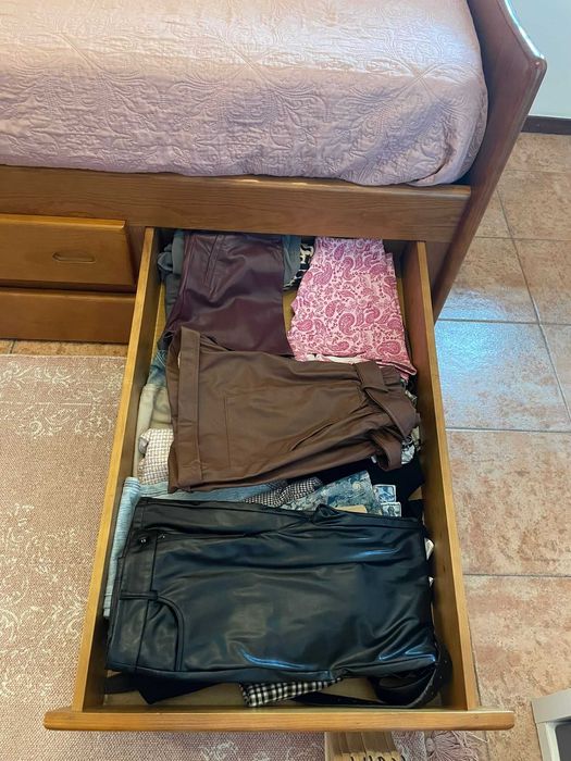 Cama de solteiro e secretária