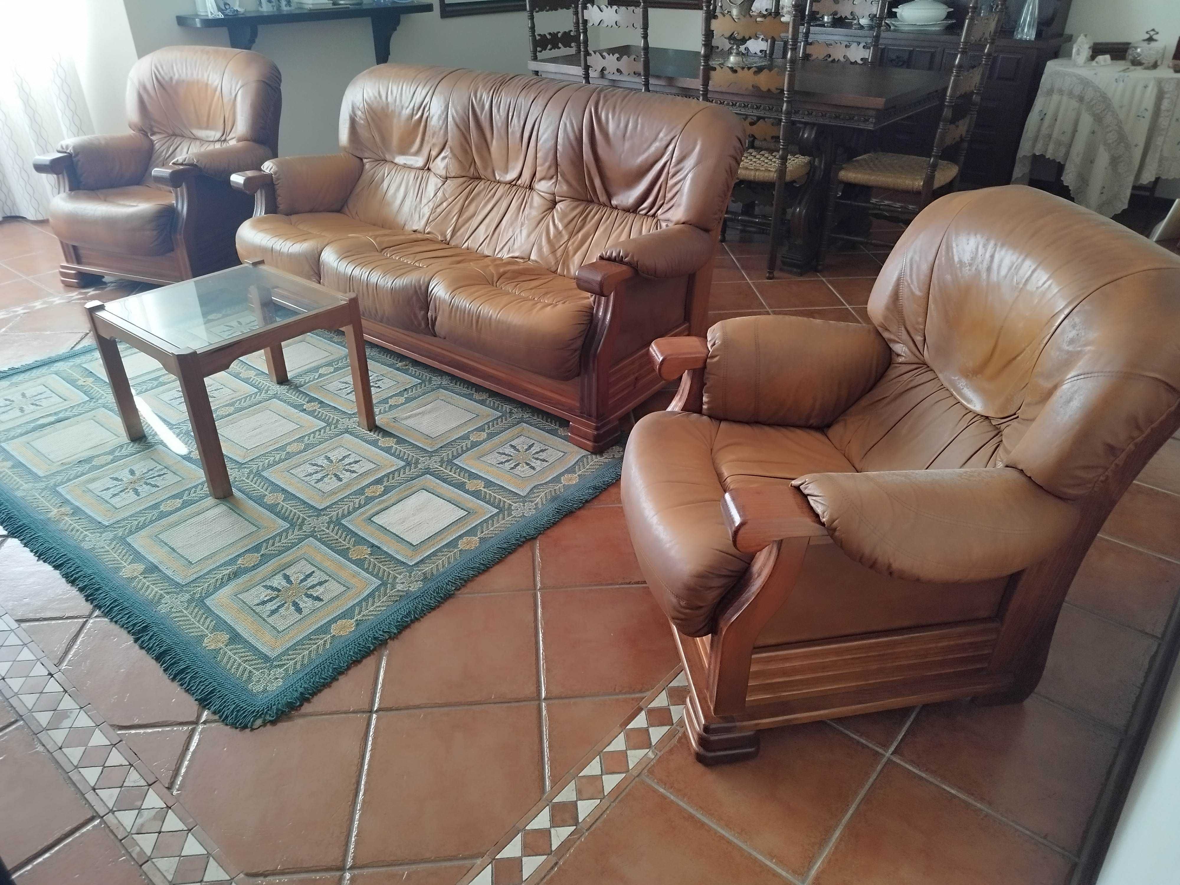 Três sofás em pele castanha