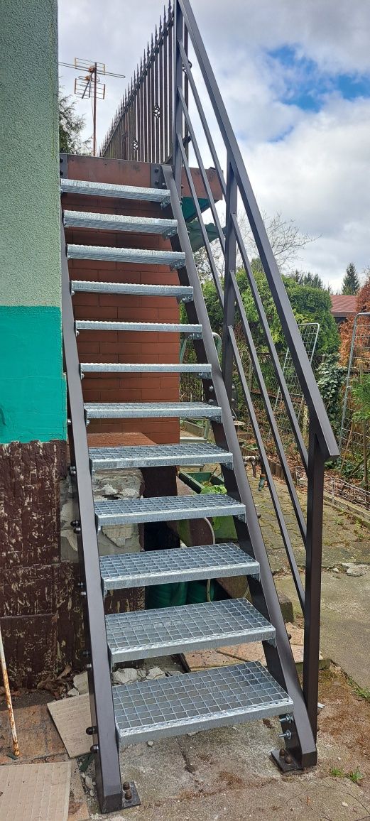 Balustrady balkonowe, Schody zewnętrzne