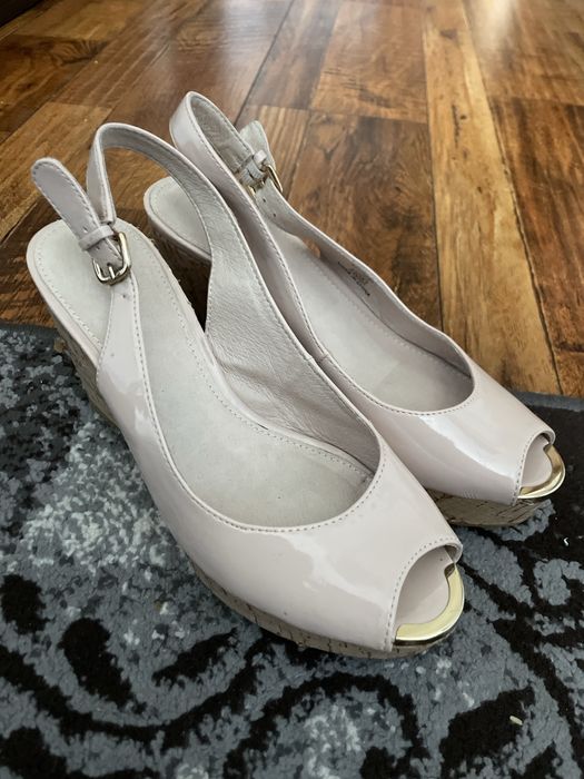 Продам босоніжки на танкетці пудрового кольору.В гарному стані.