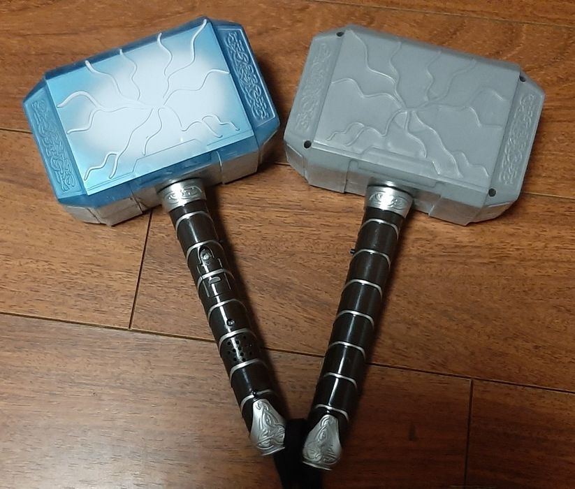 Двосторонній молот Тора, героя Марвел, має світло, звук