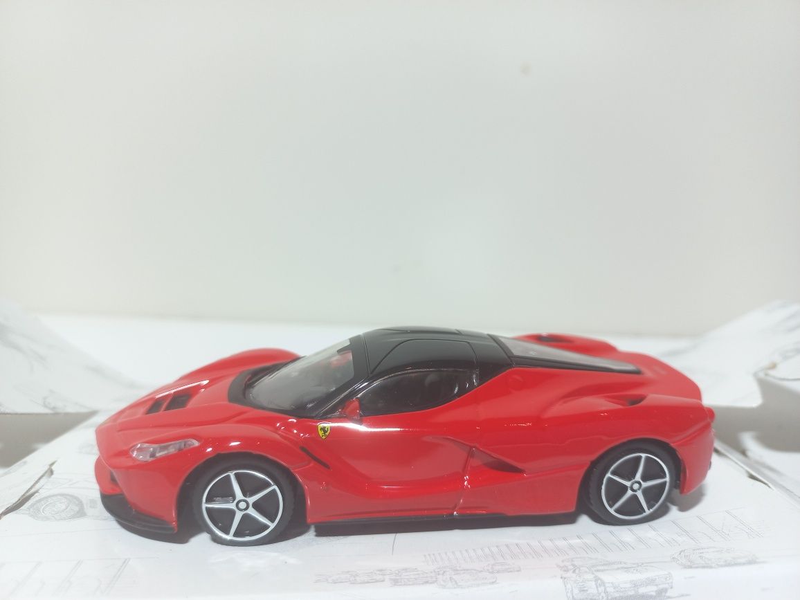 Bburago Ferrari Laferrari, skala 1;43, race&play