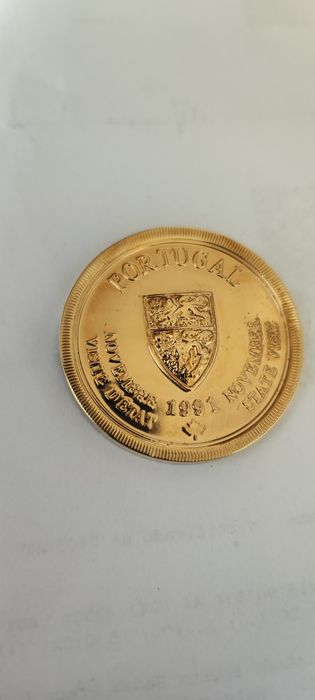 Moeda comemorativa banhada a ouro