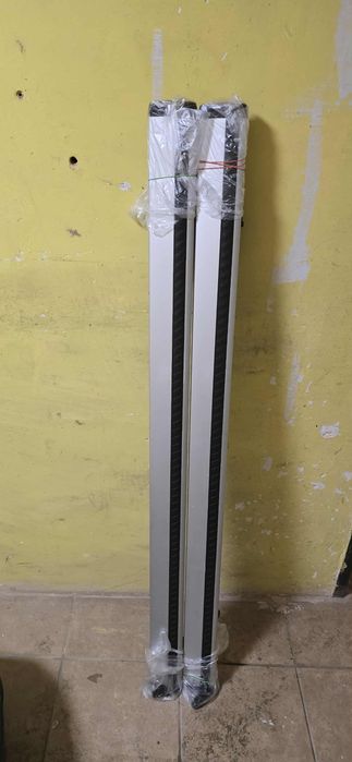 Bagażnik dachowy Thule Dynamic M oraz relingi dachowe Thule.