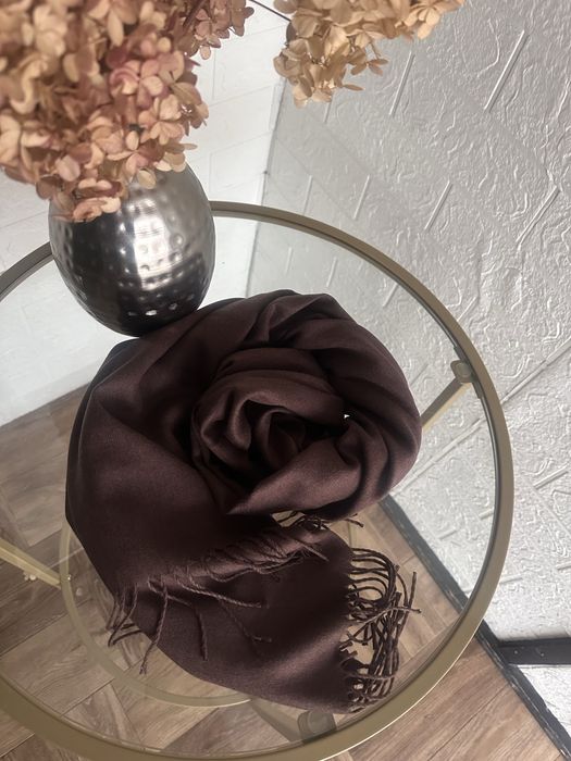 Przesliczny, mięciutki i lejący czekoladowy szal z kaszmirem