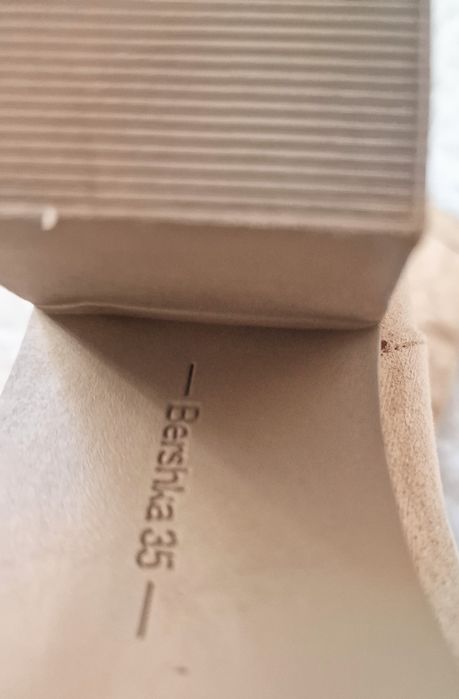 Kowbojki zamszowe "Bershka".