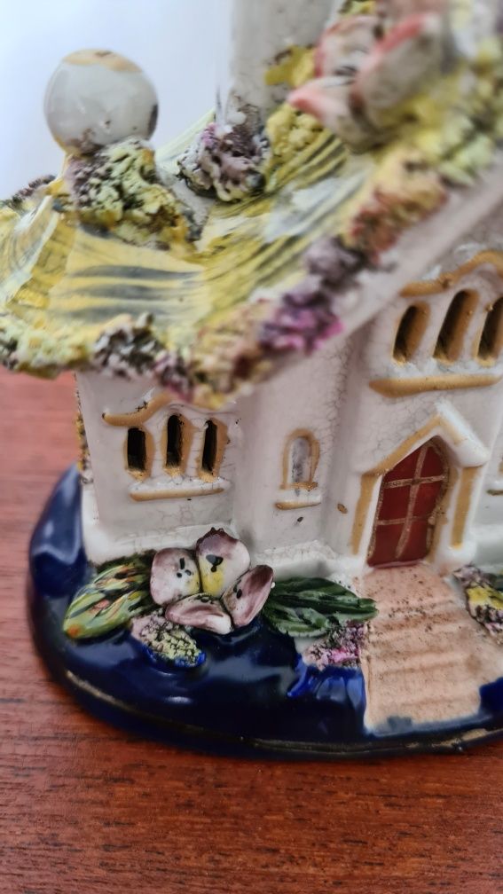 Casa em cerâmica pintada à mão