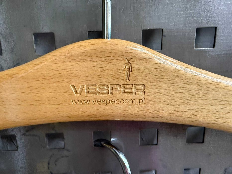 Wieszaki z drewna - idealne do sklepu.