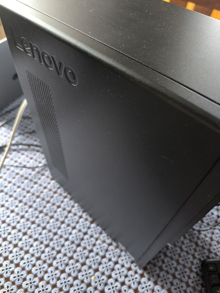 Komputer stacjonarny Lenovo plus monitor cały zestaw