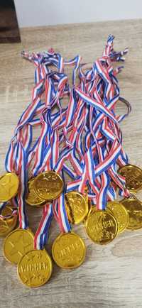 18 Medalhas de plastico - lembrança para aniversário