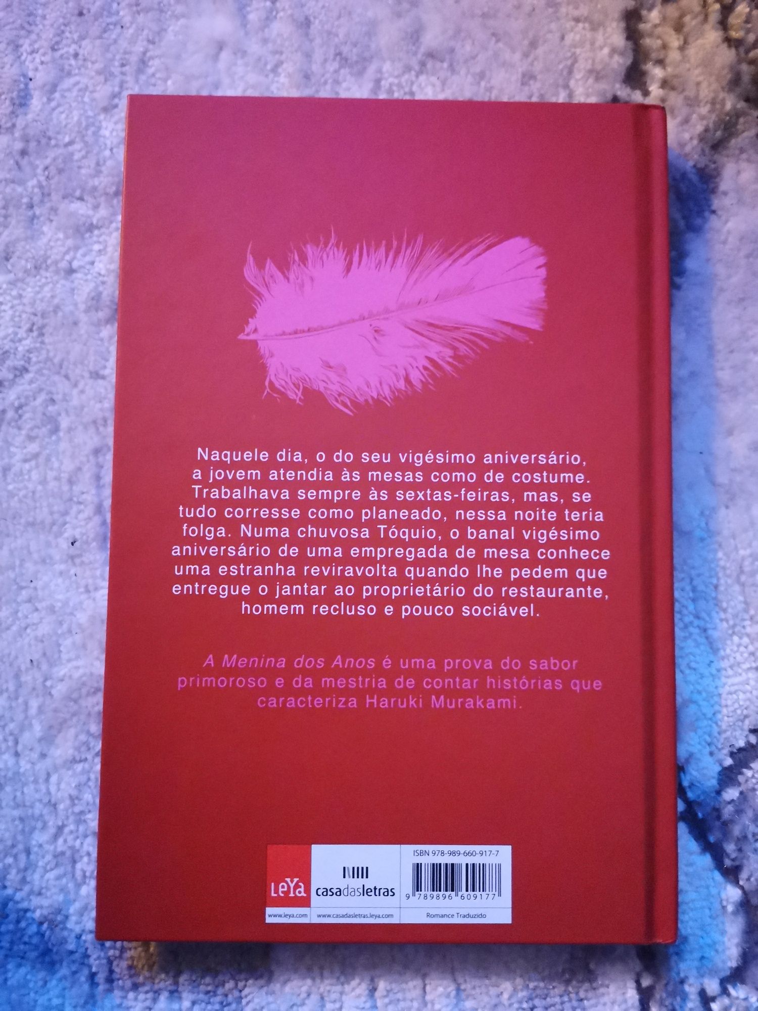 Livro A menina dos anos de Haruki Murakami c ilustrações d Kat Menshik