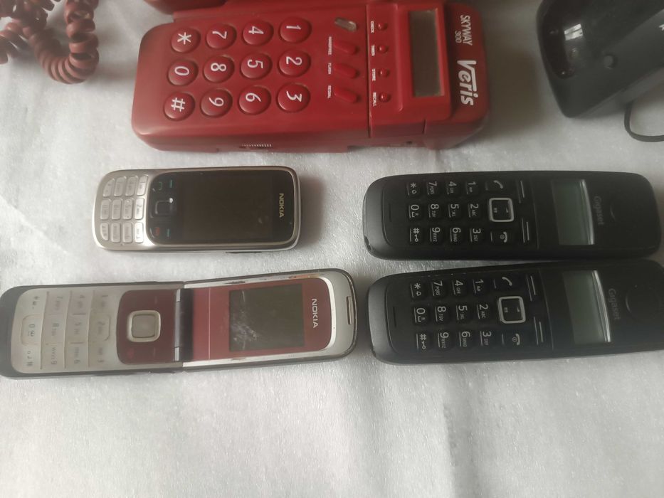 Zestaw starych telefonów