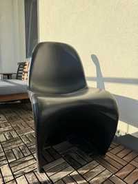 Czarne krzeslo plastik