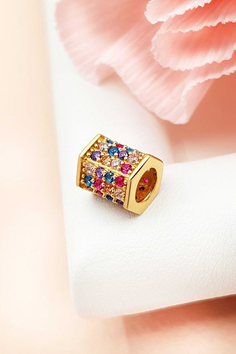 Złoty geometryczny charms z kolorowymi cyrkoniami pr.585